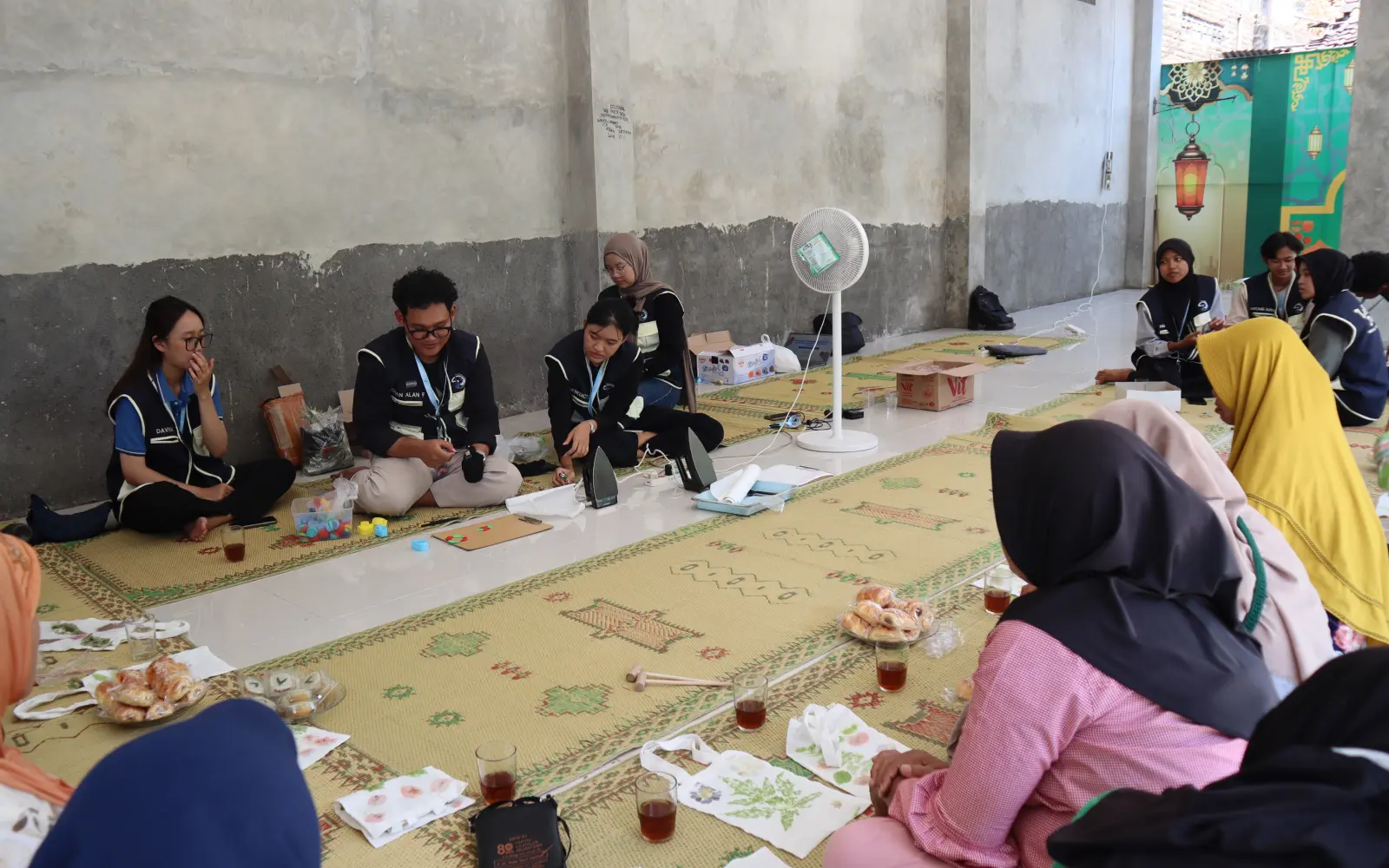Sosialisasi Pembuatan Gantungan Kunci dari Limbah Tutup Botol Plastik