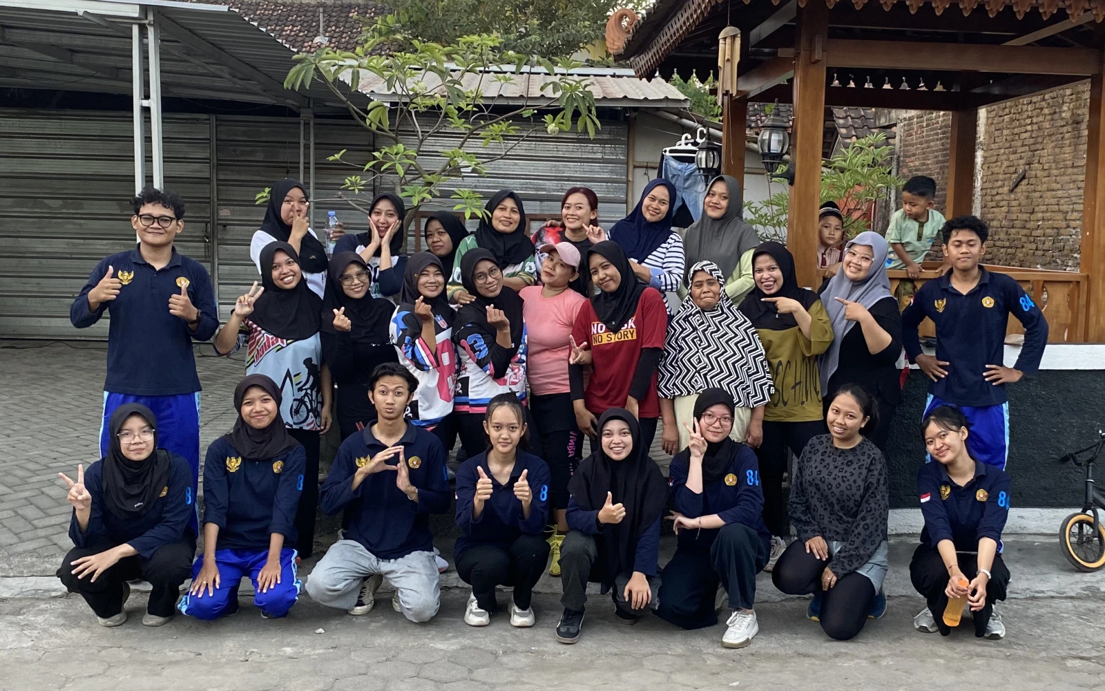 Senam Bersama Ibu-Ibu (Pertama)