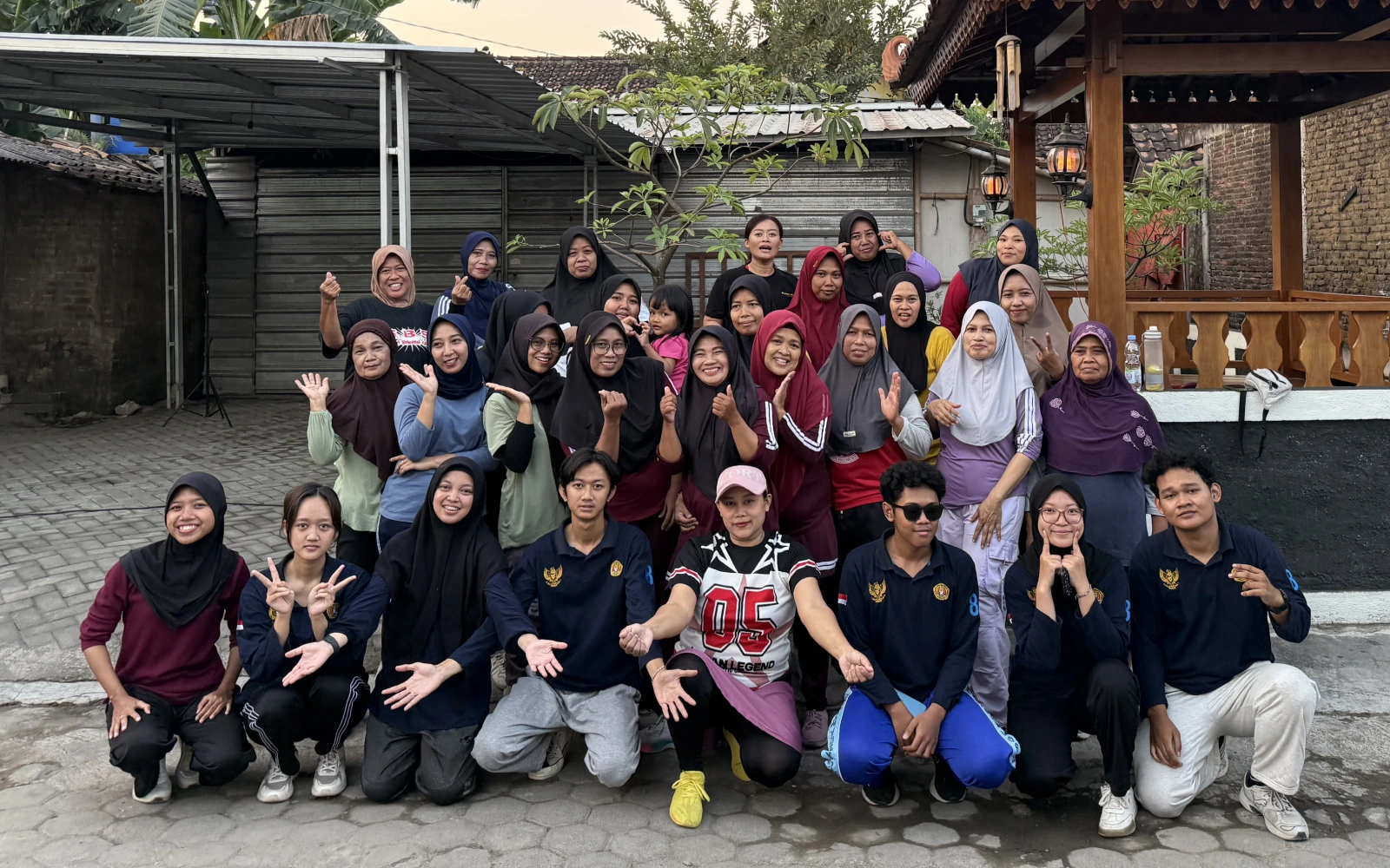 Senam Bersama Ibu-Ibu (Kedua)
